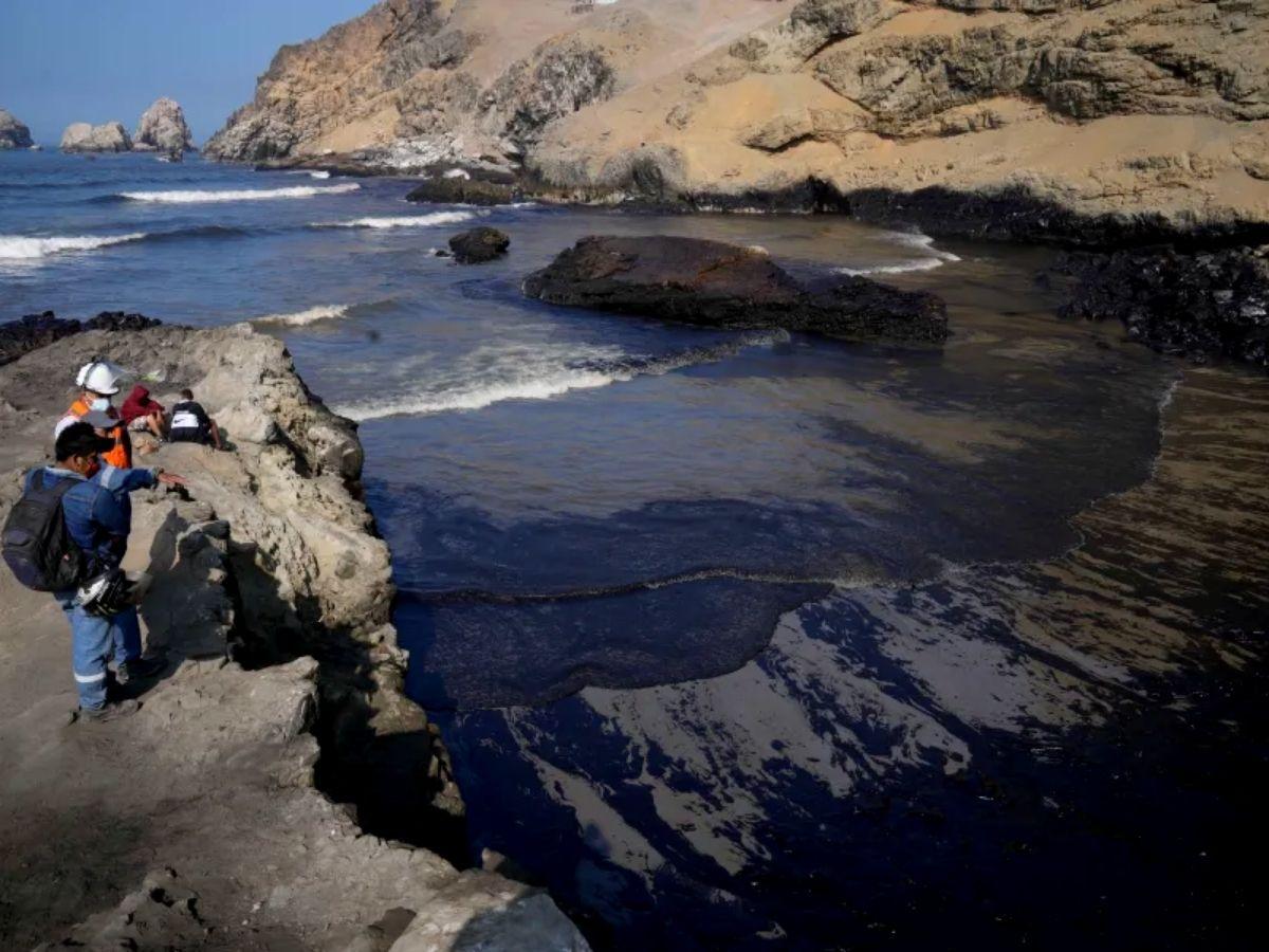 Spill of 6,000 barrels of oil in the sea contaminates Peruvian coast